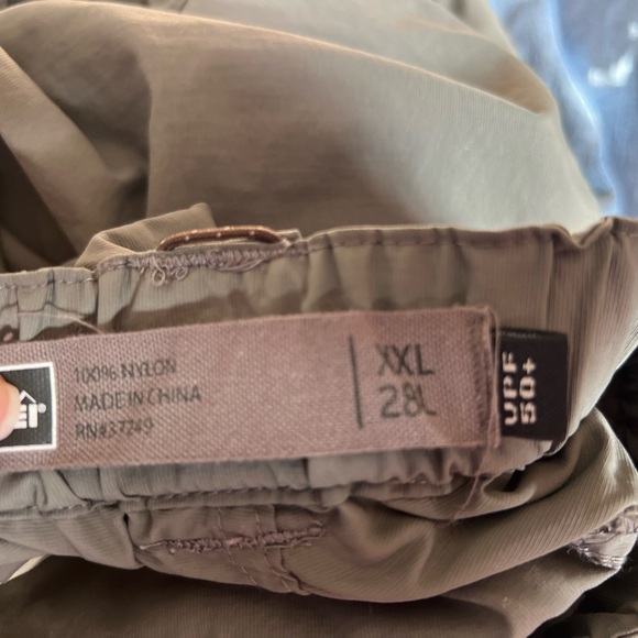 REI Convertible Cargo Men's Gray Pants UPF 50 XXL 28L with belt - Picture 10 of 10